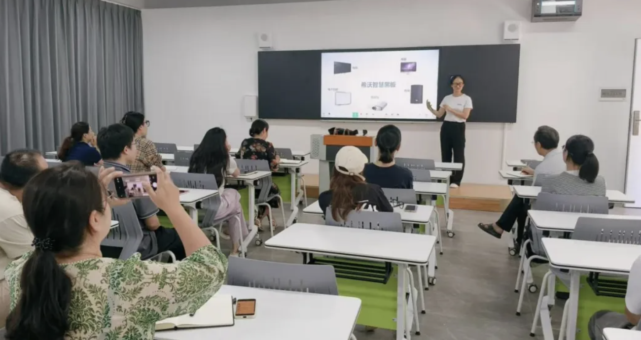 教学I教务处组织开展希沃智慧黑板使用操作培训