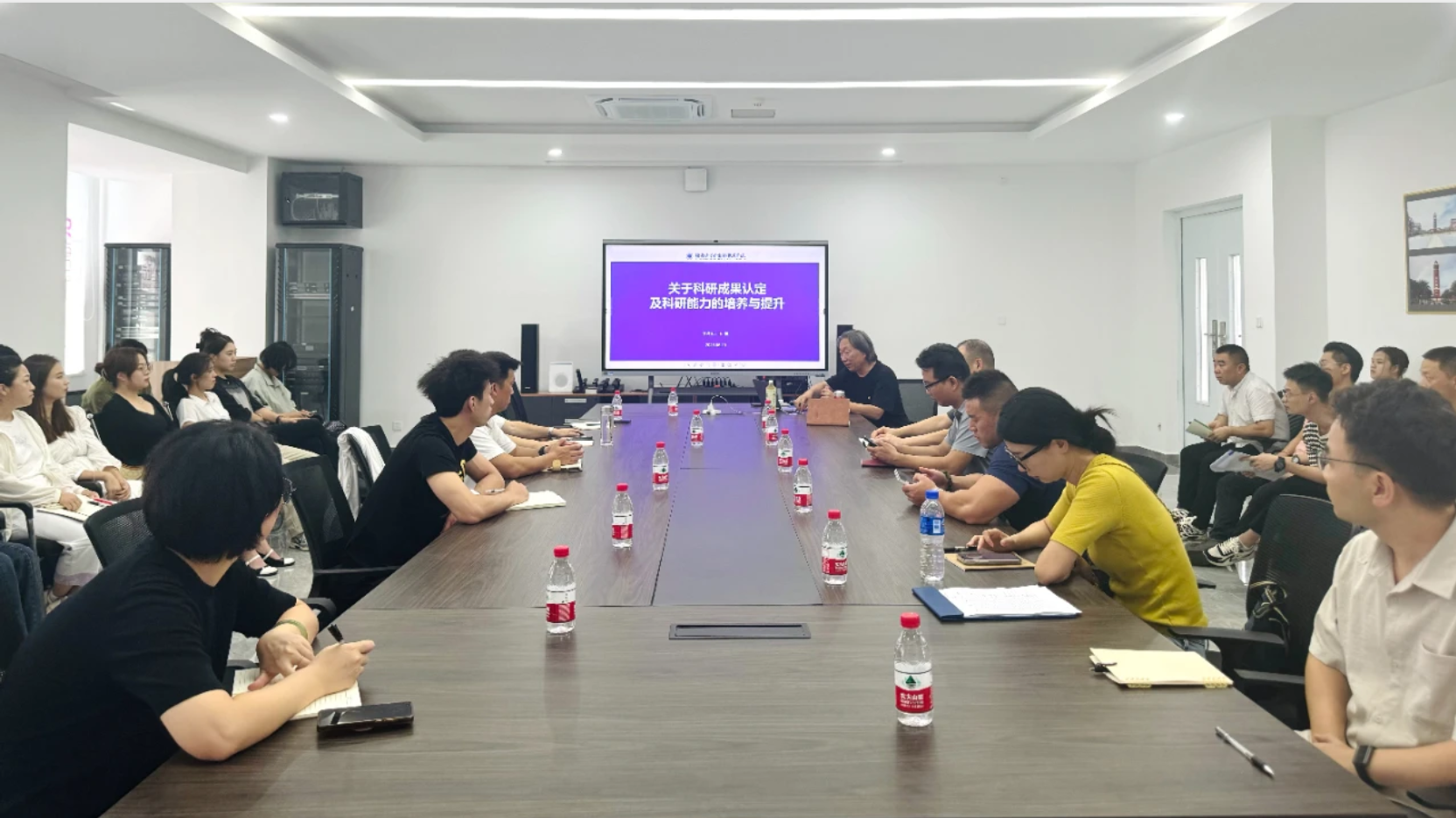 重视教育为本 坚持科研创新—— 我校入职教师科研主题培训会议纪实
