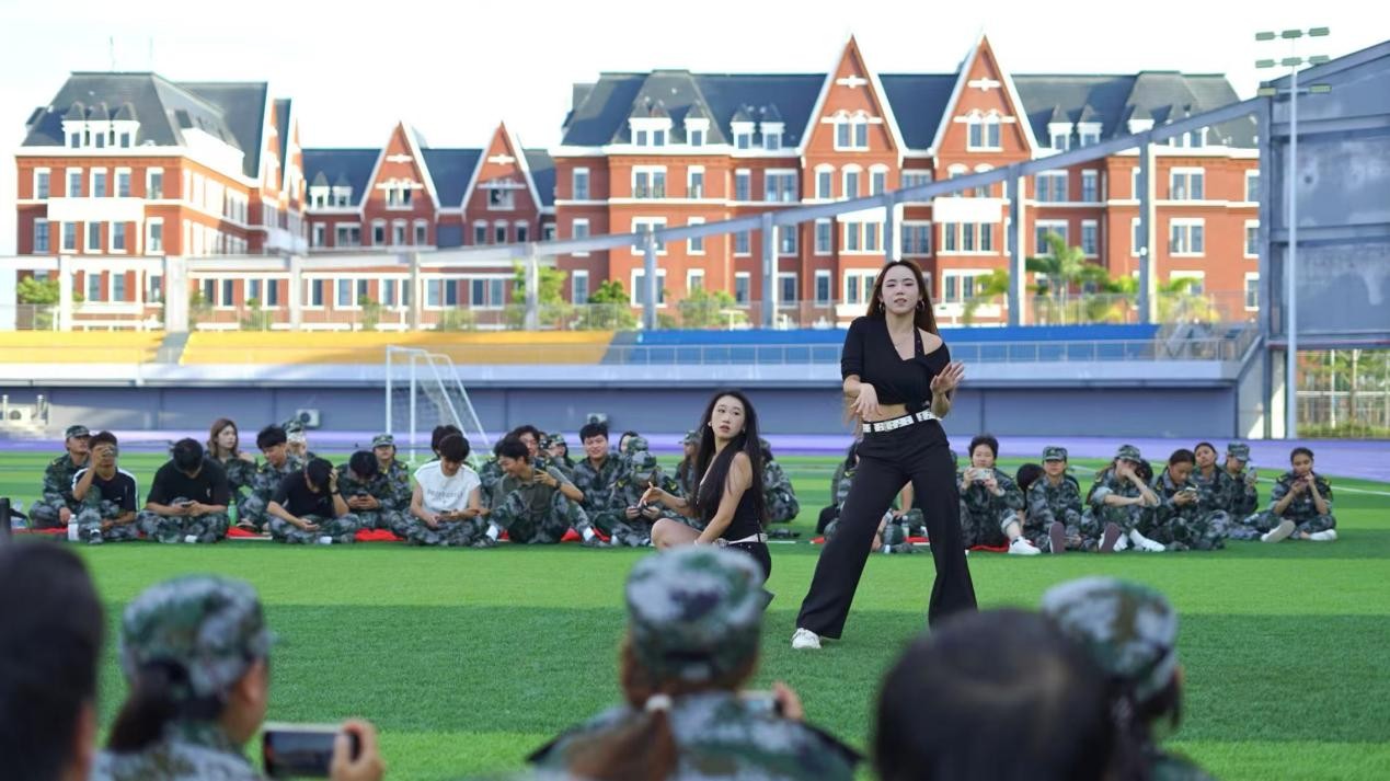 迷彩青春遇歌舞！军训慰问演出，点燃金秋最燃活力