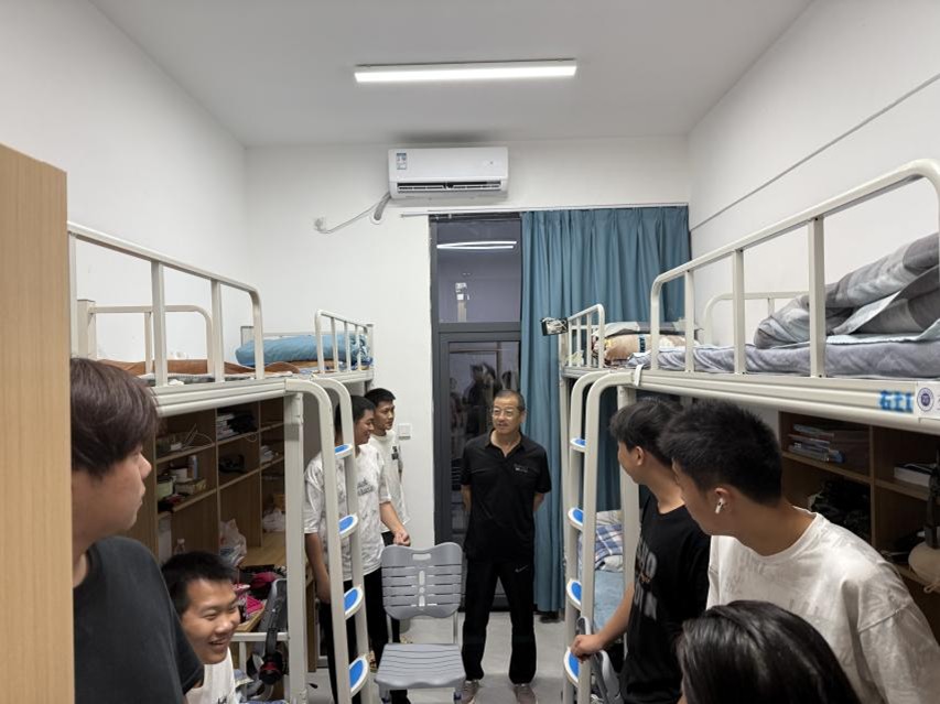 内务整理展风采，温情关怀暖人心 —— 体育产业学院与艺术学院联合开展新生宿舍走访活动