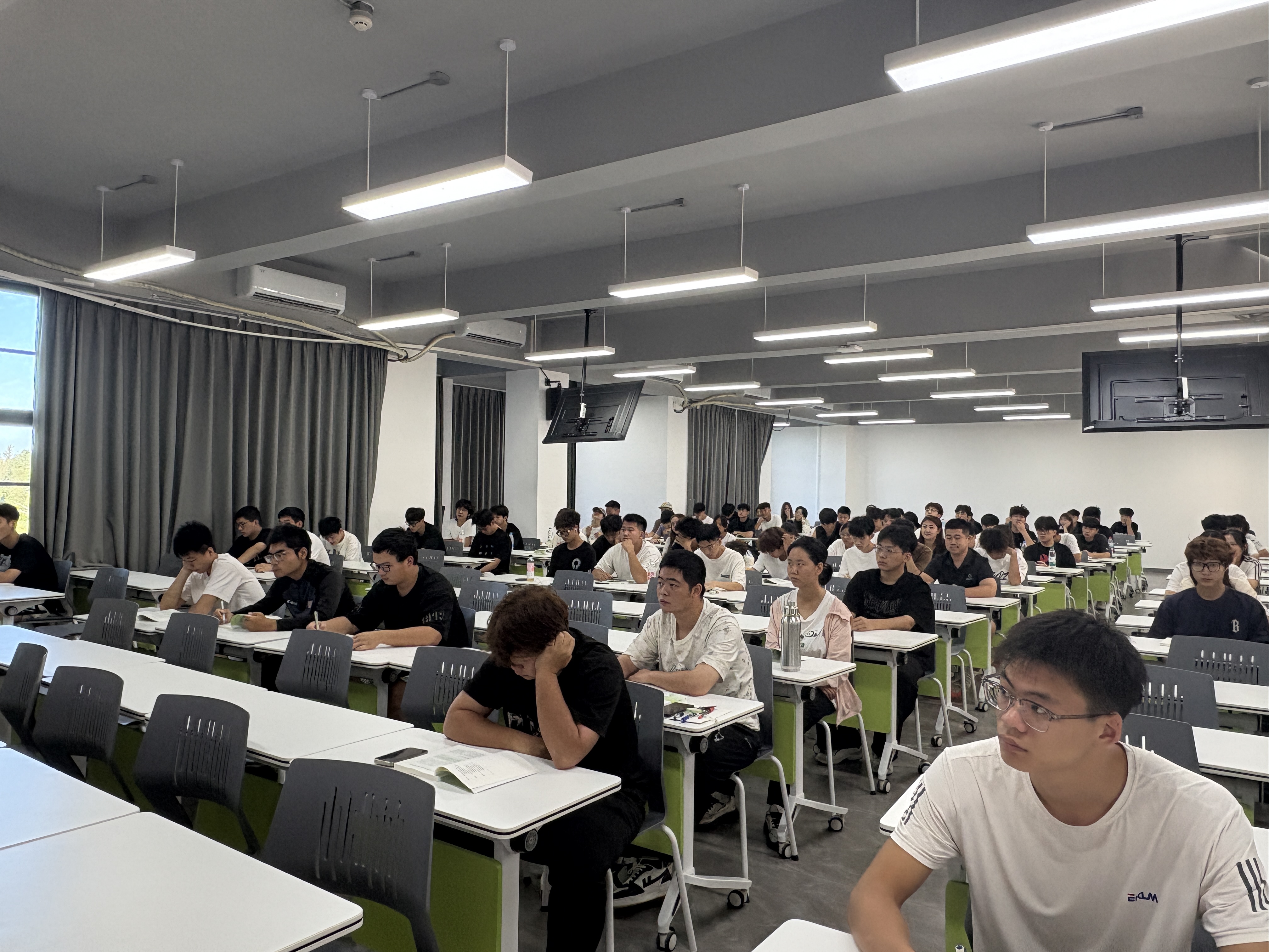 思政第一课开讲：书记引航人生方向，校长解读封关机遇