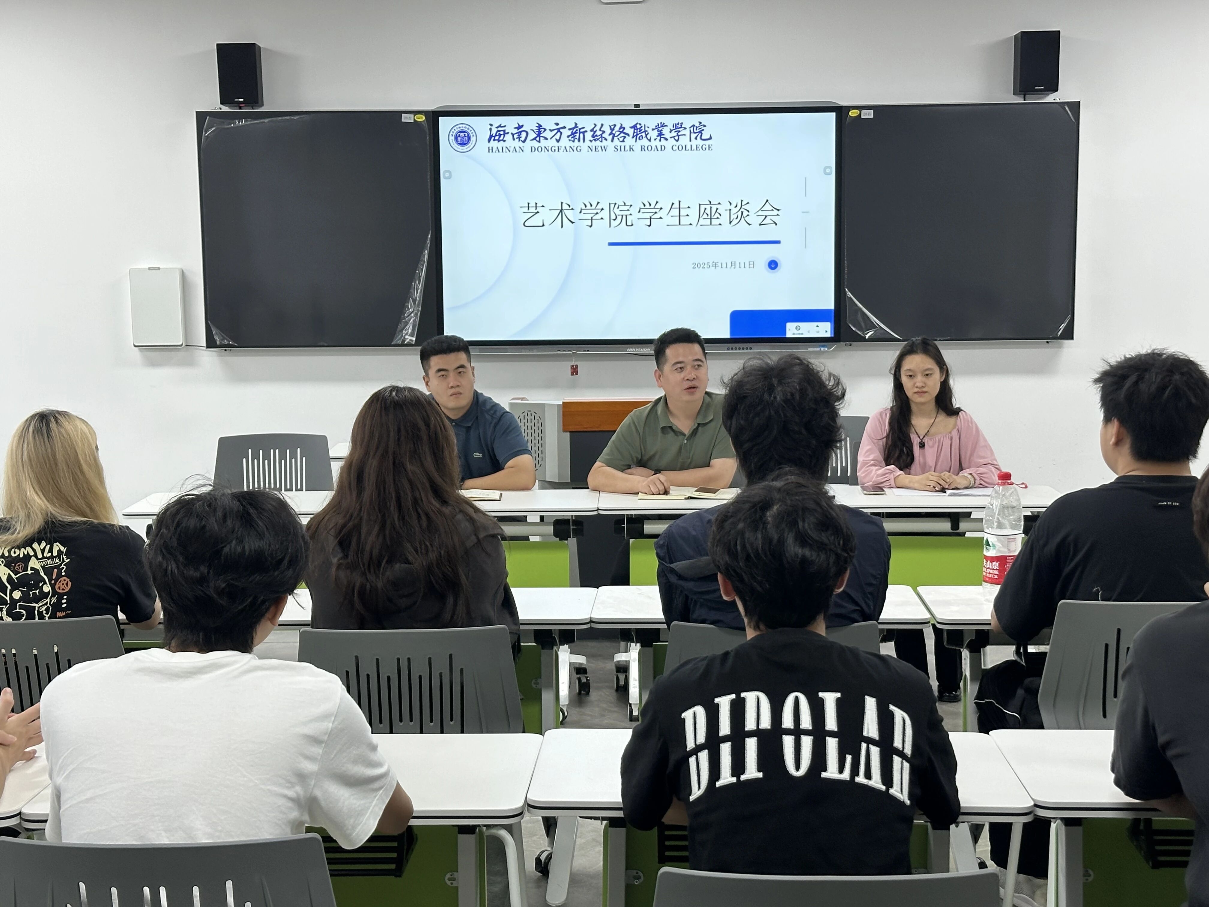 师生同心话成长，共绘艺院新蓝图——艺术学院召开学生座谈会