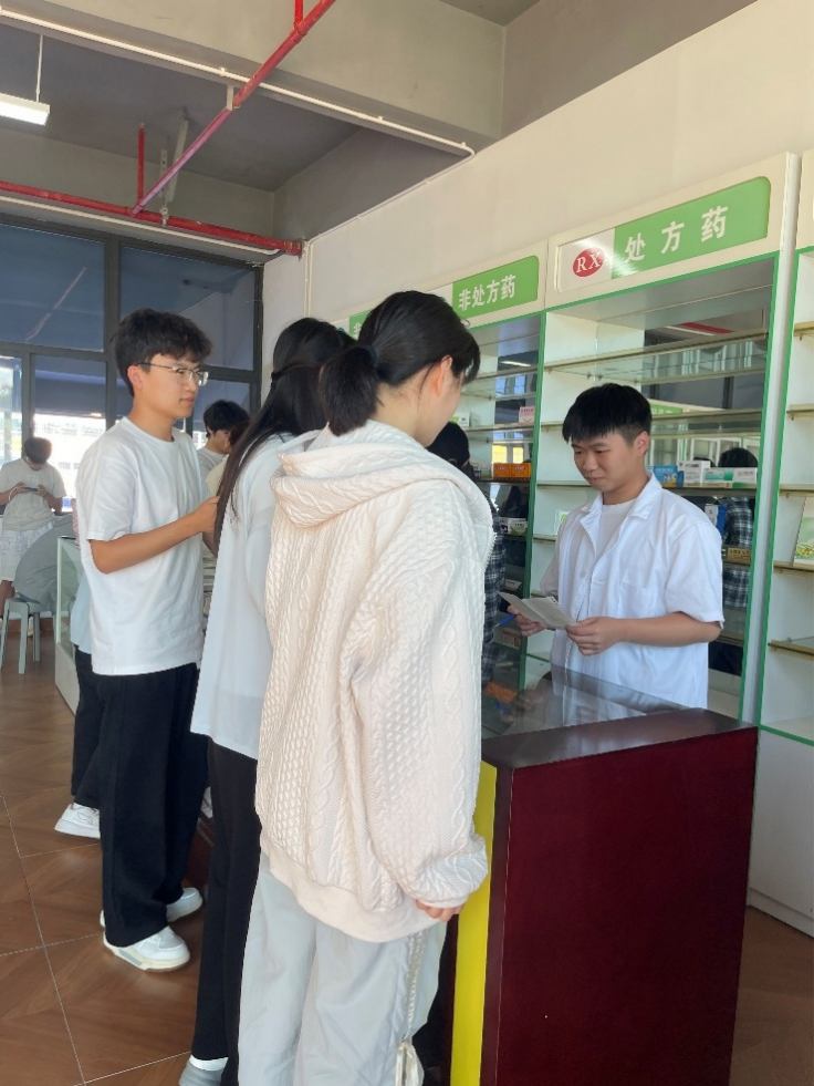 以练促学强技能 合规护航保安全——中医药学院开展模拟药房“飞检”实战实训