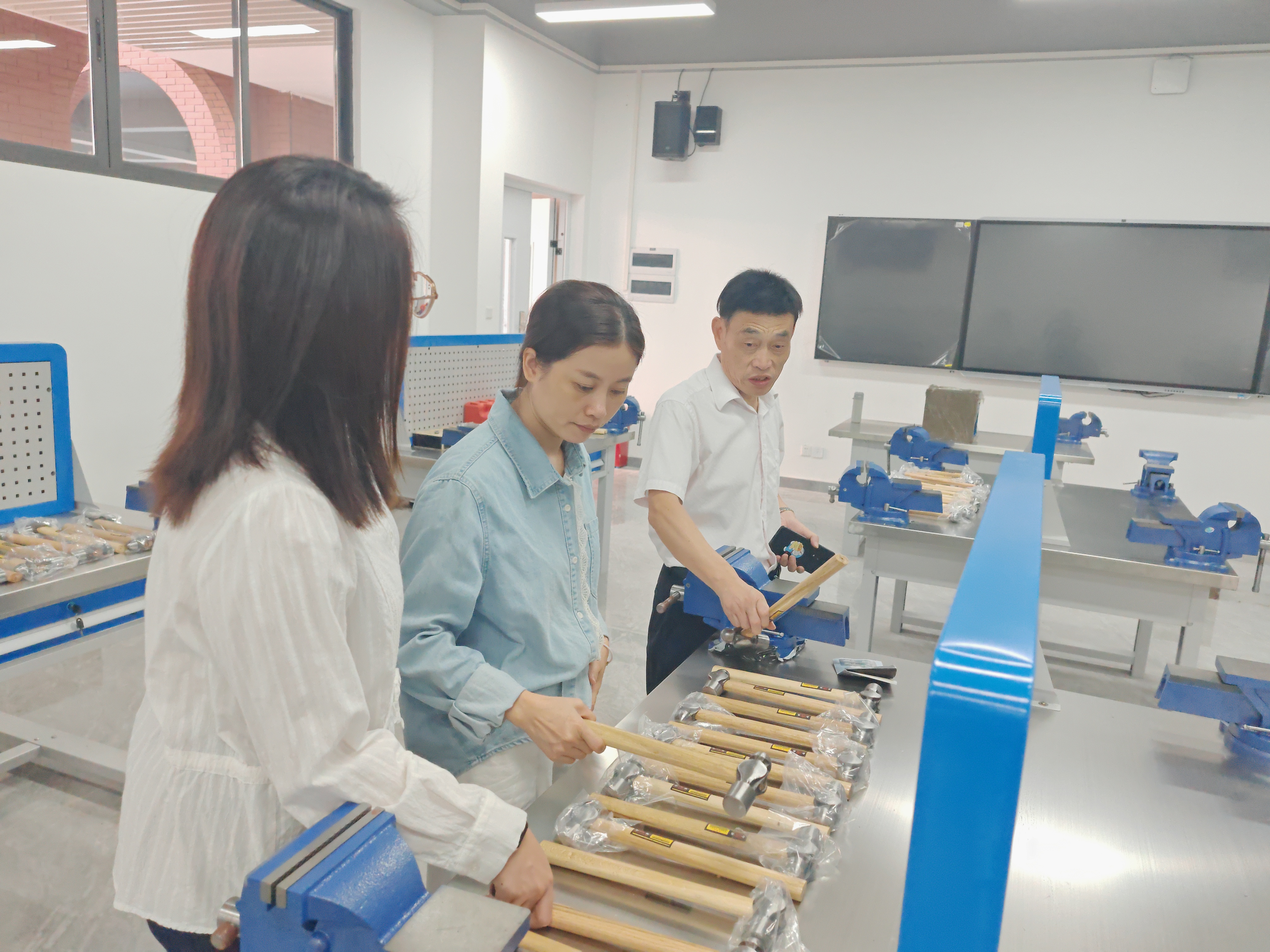 筑牢安全防线，护航实训教学——应用技术学院开展实训室安全专项检查