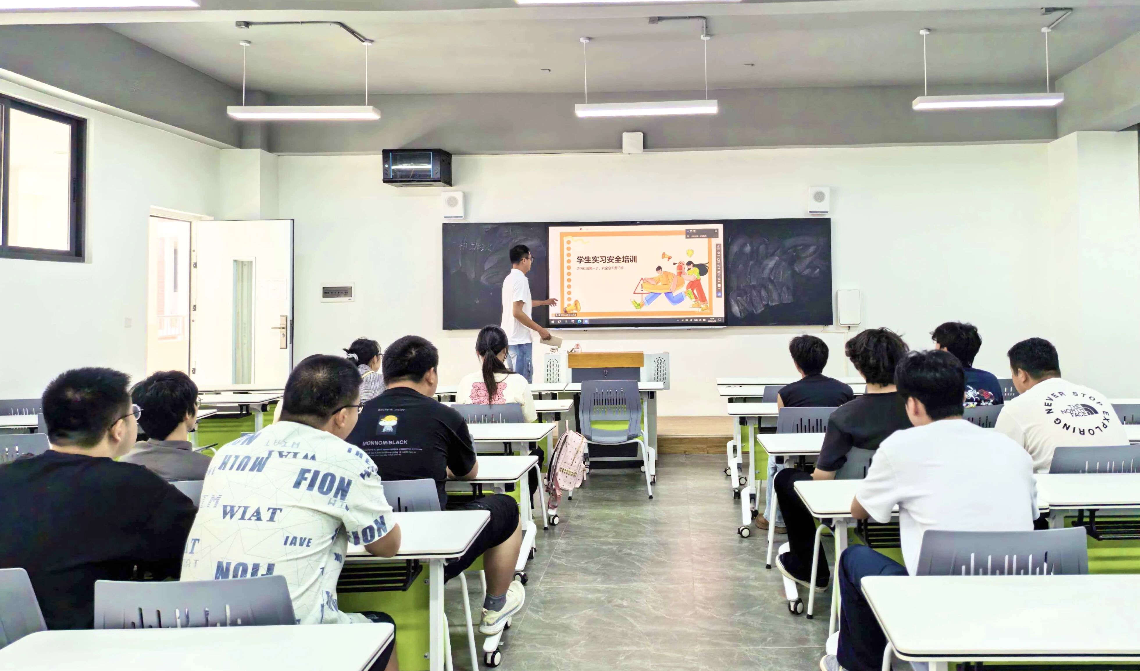 筑牢实习安全防线，护航学生成长之路——我校开展学生实习实训安全培训会