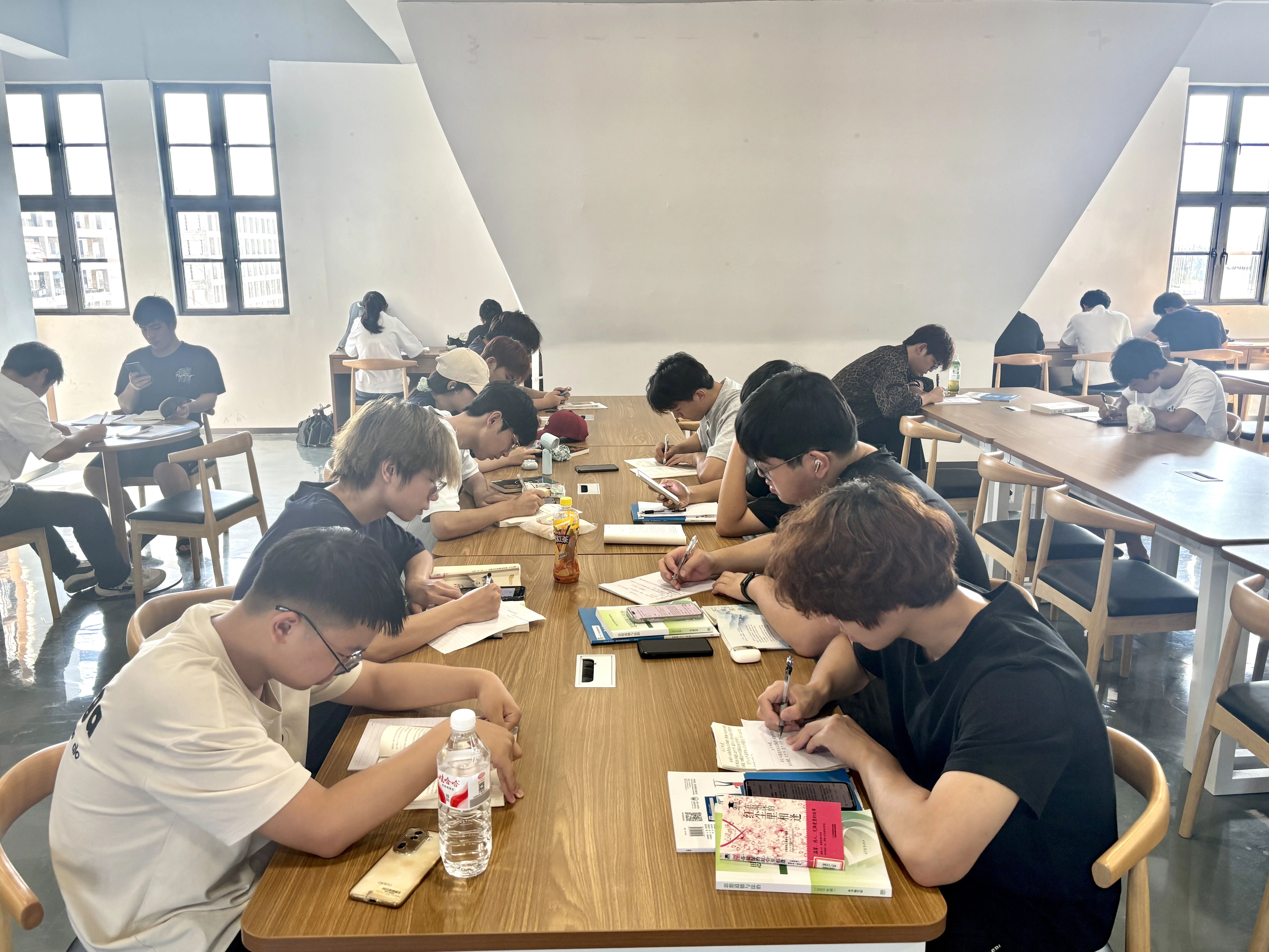 图书馆里的思政课——以书香润初心，以思政育新人
