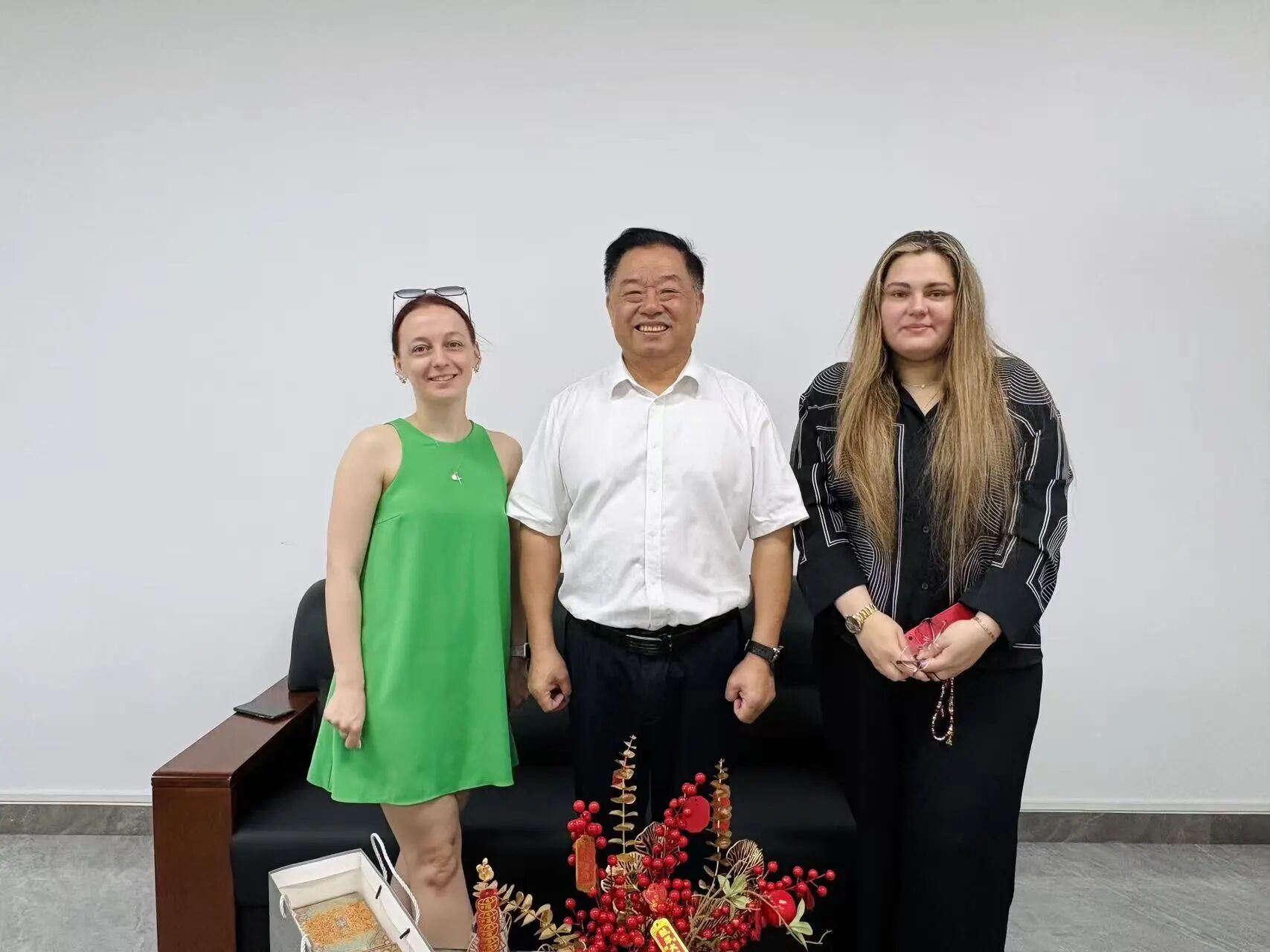 以舞为桥，融通中外｜俄罗斯鄂木斯克国立大学舞蹈专家莅临我校开展国际交流活动